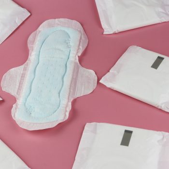 Jak opóźnić lub przyśpieszyć okres? Skuteczne metody na ważne dni