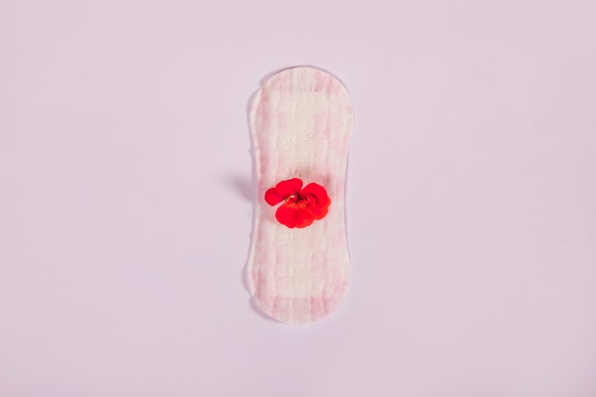 Plamienia śródcykliczne przy stosowaniu hormonów – kiedy są normą, a kiedy błędem?