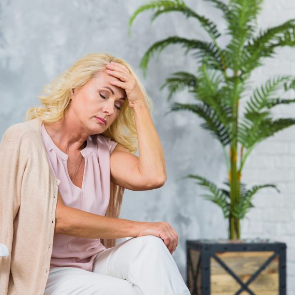 Przygotowanie do menopauzy – pierwsze objawy i zalety wczesnego wdrożenia HTZ.
